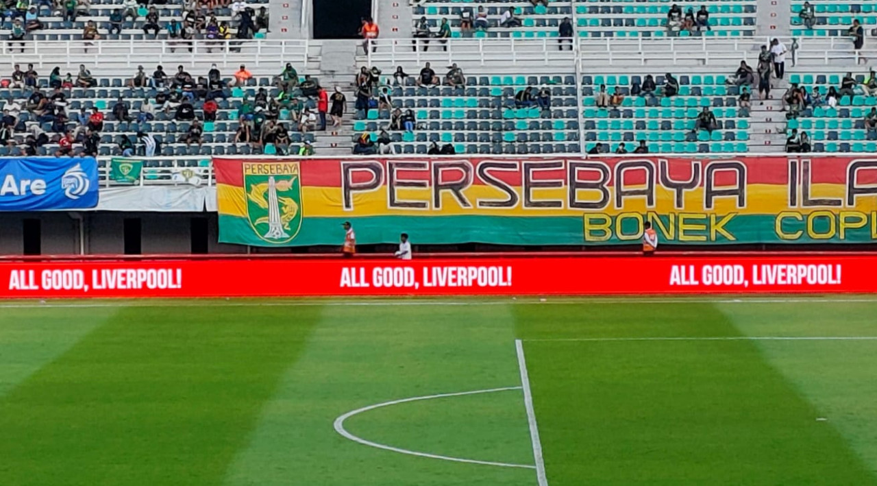 Tulisan ALL GOOD LIVERPOOL!" saat ditampilkan di laga Persebaya vs Malut United. (Foto: Istimewa)