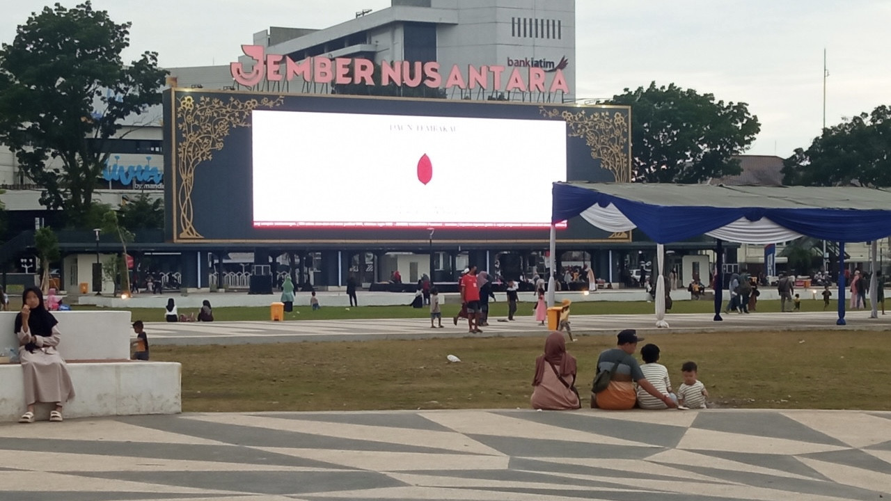 Alun-Alun Jember tidak dilengkapi permainan anak. (Foto: Sugianto/jatimnow.com)