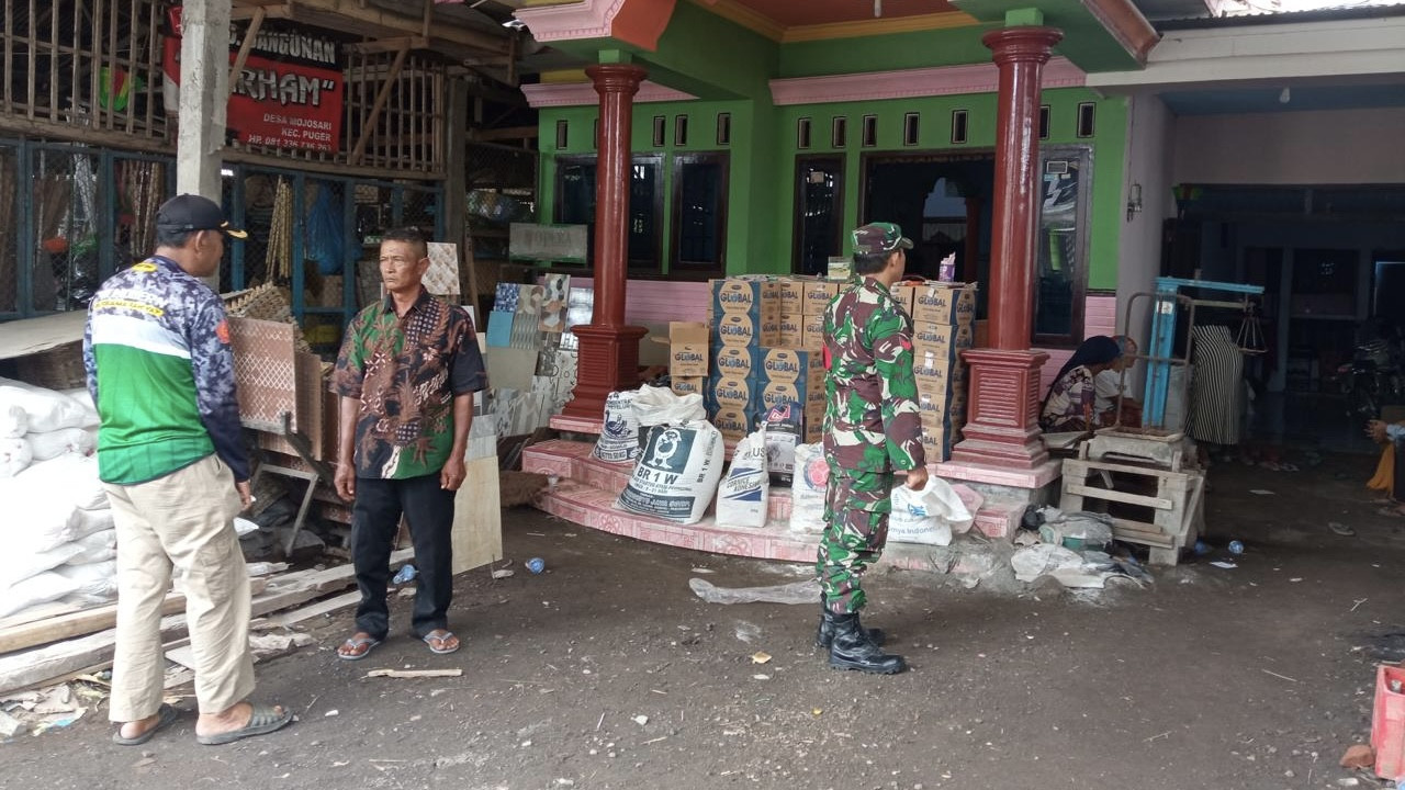 Suasana rumah anak bunuh bapak di Jember. (Foto: Sugianto/jatimnow.com)