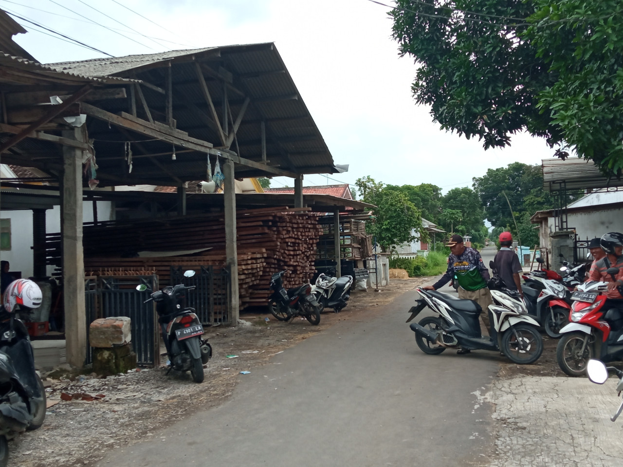Suasana rumah anak bunuh bapak di Jember. (Foto: Sugianto/jatimnow.com)
