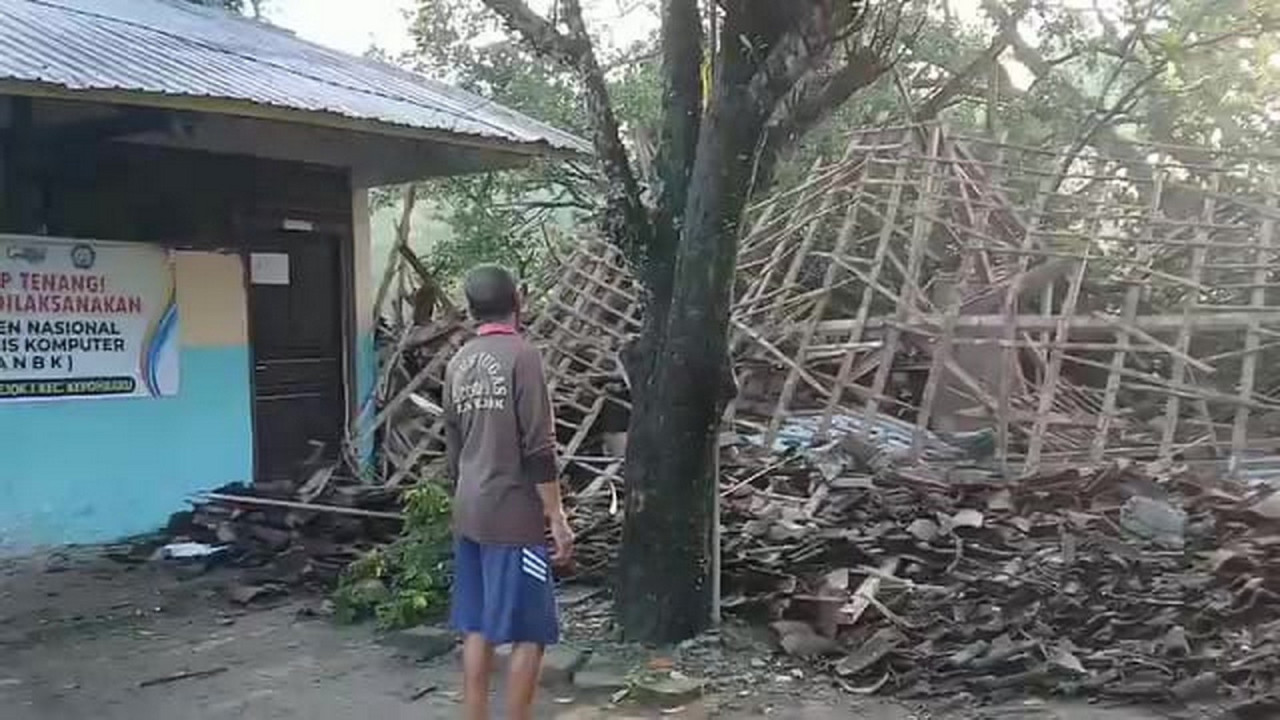 Bangunan ruang kelas di SDN Pejok ambruk tertimpa pohon. (Foto : Guntur for jatimnow.com)