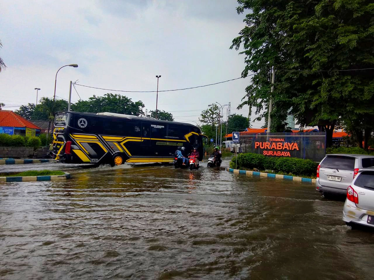 Suasana di Terminal Purabaya Bungurasih Sidoarjo. (Foto: Ahaddiini HM/jatimnow.com)