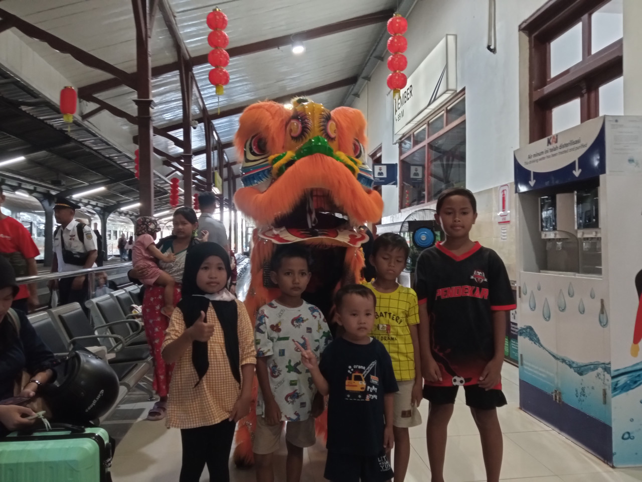 Barongsai di Stasiun Jember menghibur penumpang di Tahun Baru Imlek. (Foto-foto: Sugianto/jatimnow.com)
