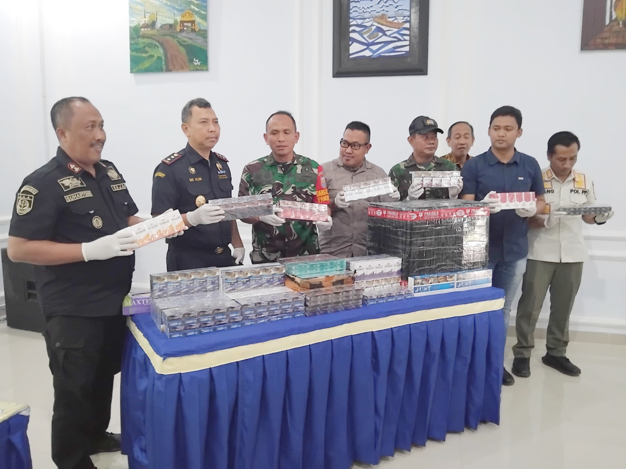 Pangkalan TNI Angkatan Laut (Lanal) Batuporon menunjukkan barang bukti rokok ilegal. (Foto: Fathor Rahman/jatimnow.com)