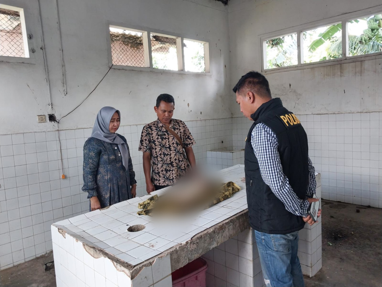 Polsek Tanggul usai mengevakuasi bayi yang ditemukan di saluran irigasi (Foto: Polsek Tanggul for jatimnow.com)