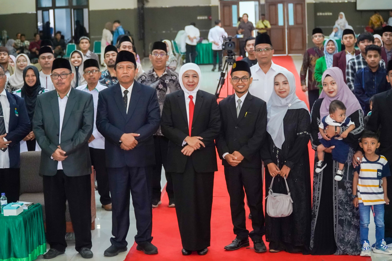 Ketua LPPD Jawa Timur Prof. Halim Soebahar bersama Khofifah menghadiri disertasi (Foto: Sugianto/jatimnow.com)