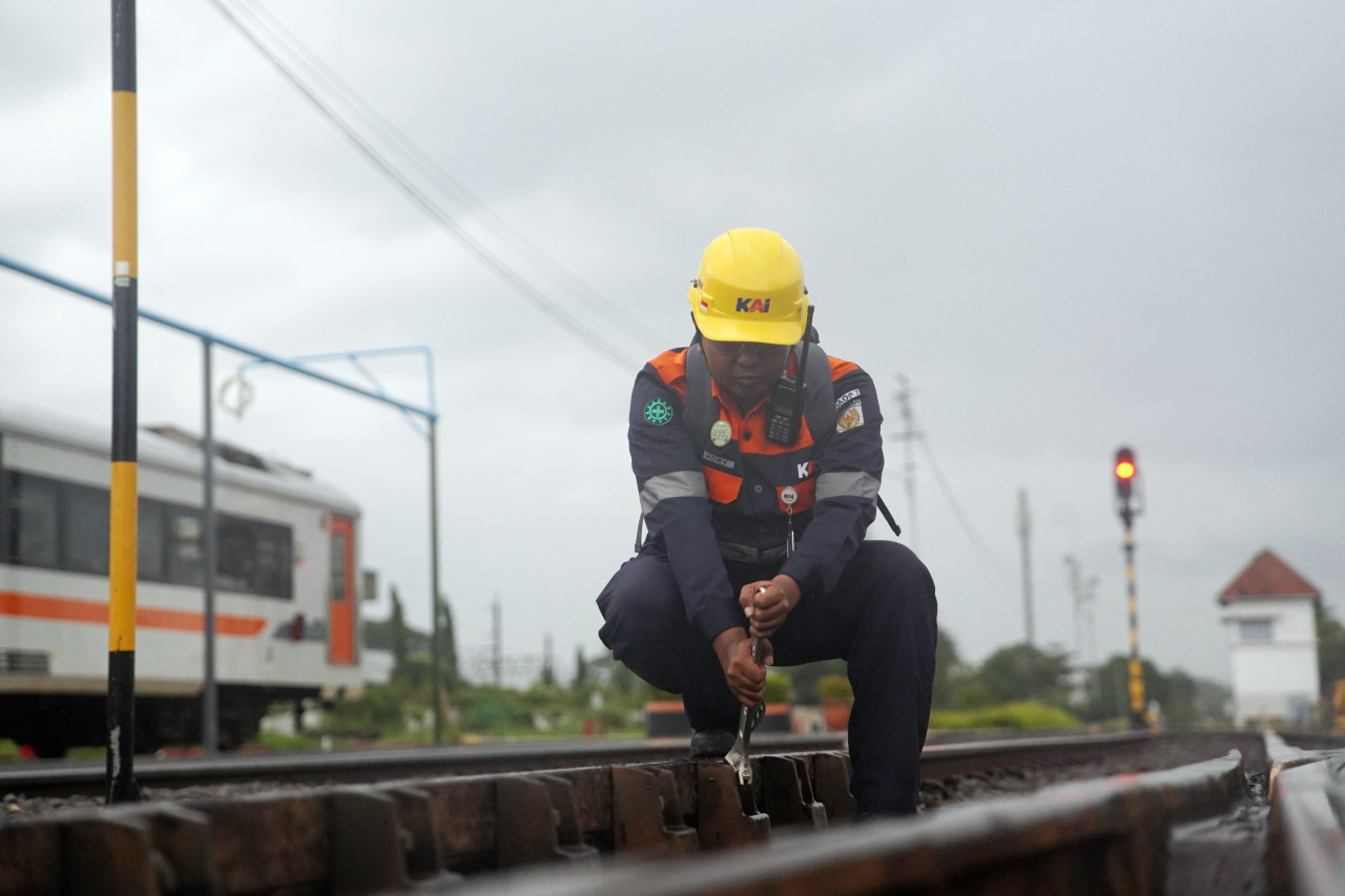 Petugas Pemeriksa Jalur (PPJ) KA saat bertugas. (Foto: Daop 7 Madiun/jatimnow.com)