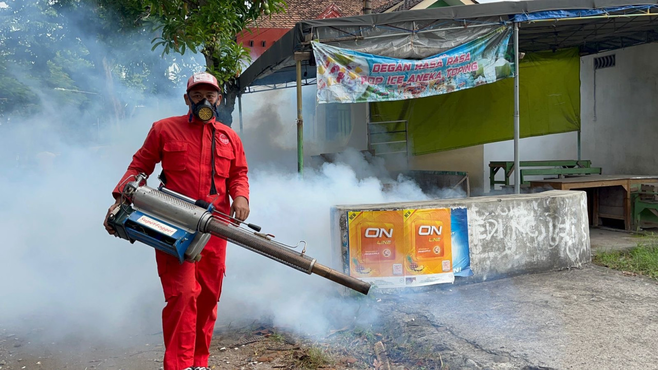 Tim Dinas Kesehatan Kota Kediri melakukan fogging. (Foto: Yanuar Dedy/jatimnow.com)