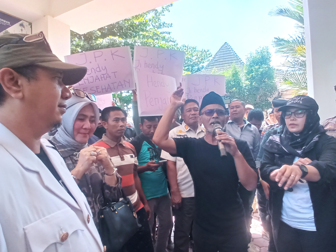 Ratusan masyarakat Jember demo kantor Dinas Kesehatan. (Foto: Sugianto/jatimnow.com)