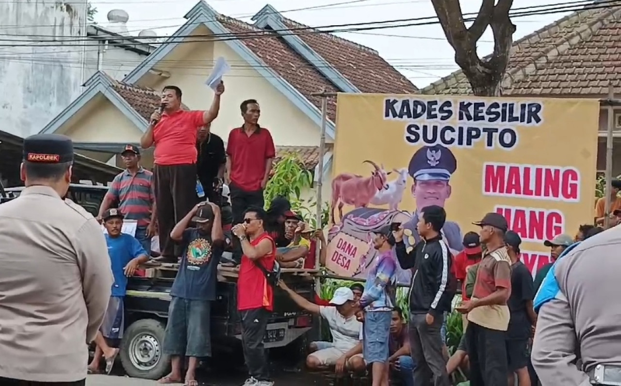 Ratusan warga Desa Kesilir demo didepan kantor balai desa. (Foto: Lana for jatimnow.com)