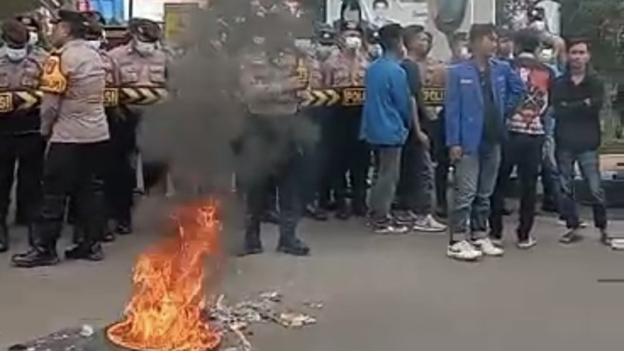 Unjuk rasa di Polres Bangkalan. (Foto: Fathor Rahman/jatimnow.com)