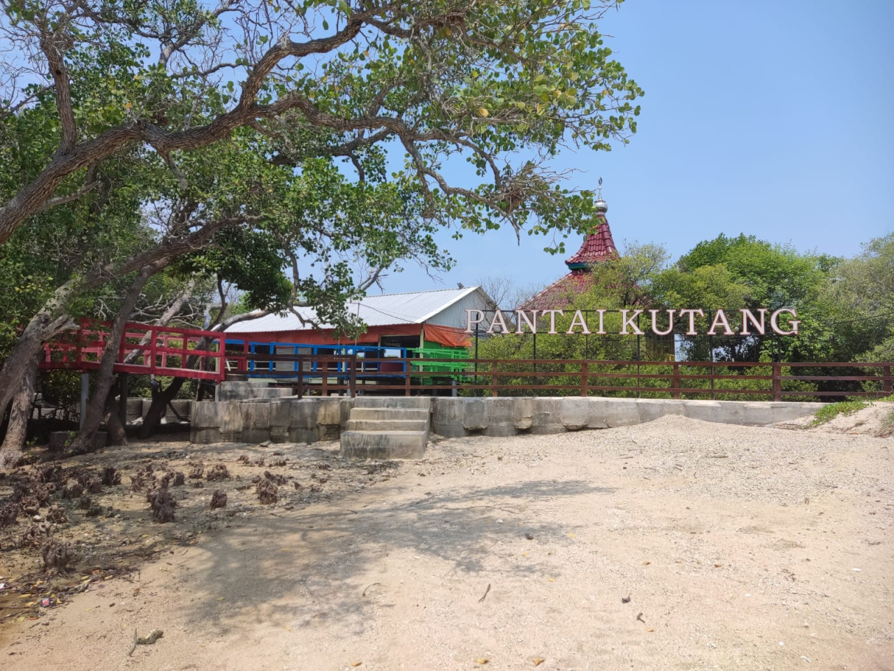 Keindahan Pantai Kutang di Kecamatan Brondong Lamongan. (Foto : Humas Pemkab Lamongan for jatimnow.com)