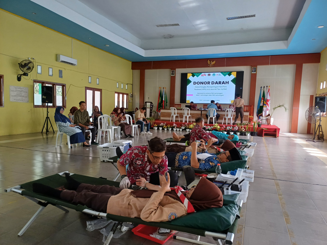 Kegiatan baksos donor darah PWI Lamongan di MAN 1 Lamongan. (Foto : Adyad Ammy Iffansah/jatimnow.com)