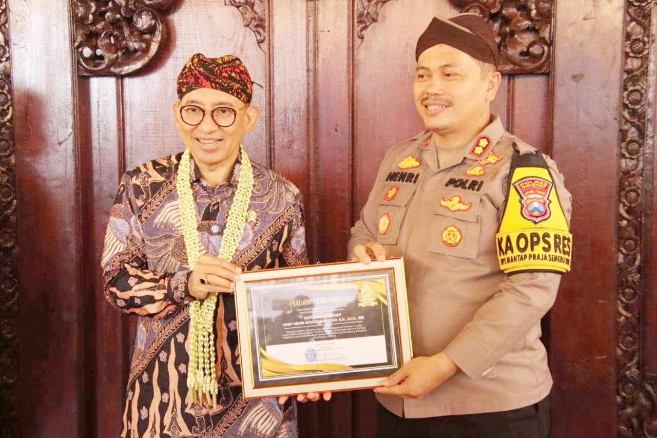 Fadli Zon berikan penghargaan untuk Kapolres Sumenep. (Foto: Fathor Rahman/jatimnow.com)