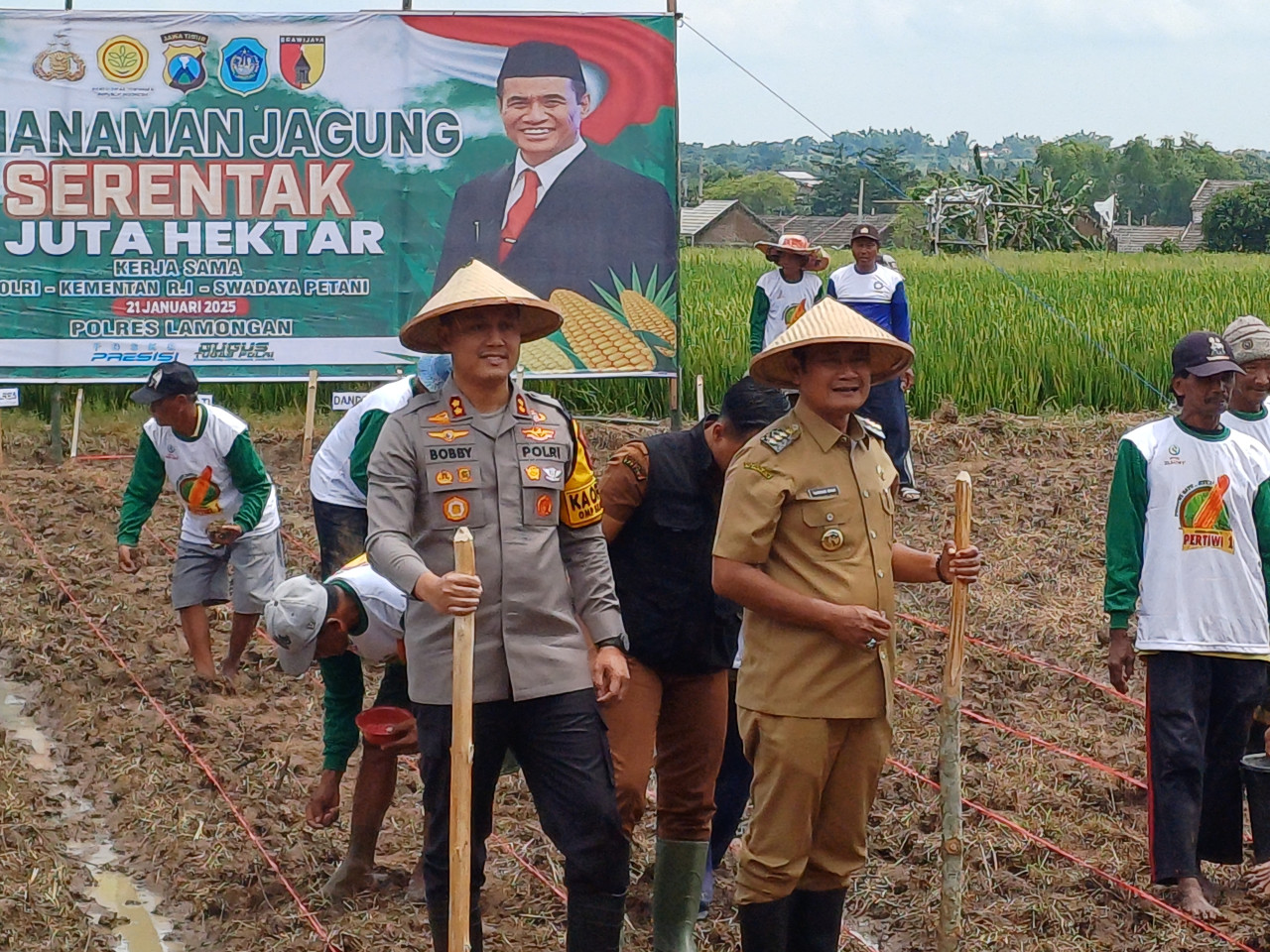 Bupati dan Kapolres Lamongan saat giat tanam jagung serentak 1 juta hektar. (Foto : Adyad Ammy Iffansah/jatimnow.com)