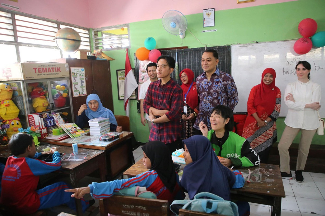 Eri Cahyadi bersama Wapres RI saat meninjau ujicoba makam bergizi gratis di Surabaya (dok.jatimnow.com)