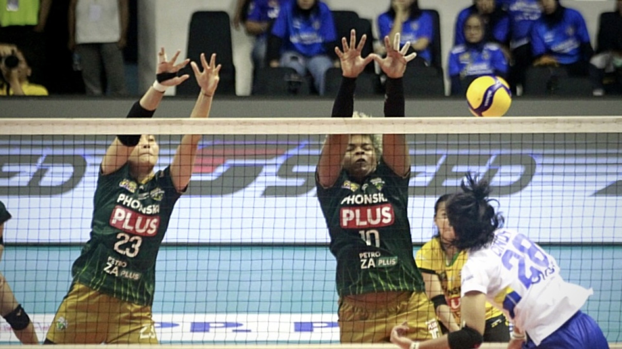 Tim voli putri Gresik Petrokimia Pupuk Indonesia (jersey hitam) saat melawan Bandung BJB Tandamata di putaran pertama seri empat PLN Mobile Proliga 2025 di Jawa Pos Arena Surabaya. (Foto: Proliga Official/jatimnow.com)