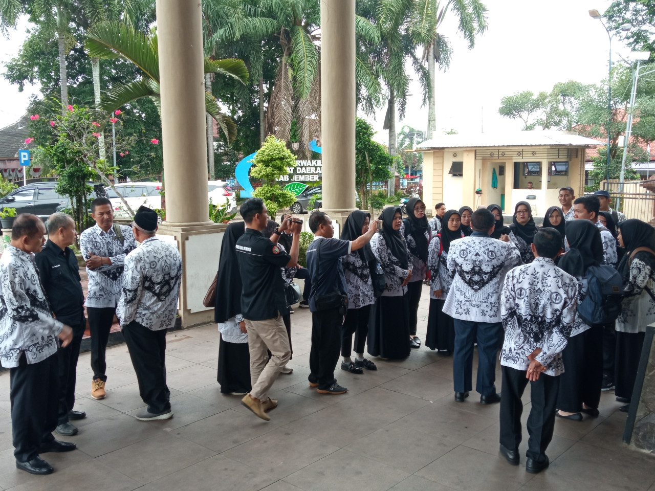 Pengurus PGRI Jember dan 22 guru yang dibatalkan lolos datangi Kantor DPRD (Foto: Sugianto/jatimnow.com)