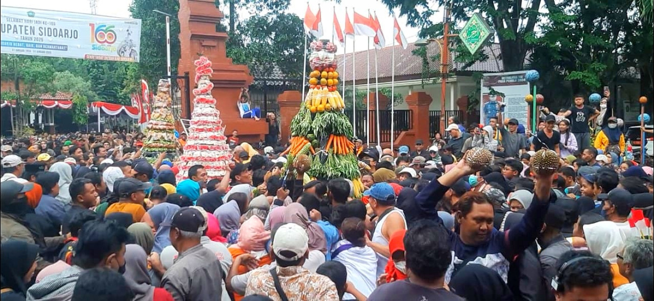 Makna Simbolik 3 Gunungan Sedekah Bumi di Hari Jadi Sidoarjo ke-166