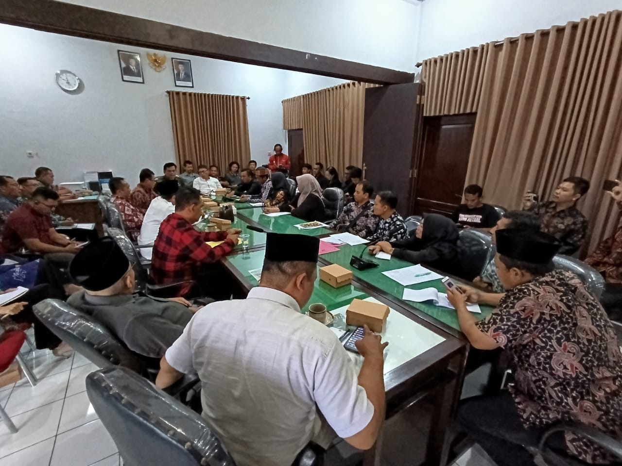 Guru PPPK paruh waktu saat wadul ke DPRD Tulungagung. (Foto: Bramanta Pamungkas/jatimnow.com)