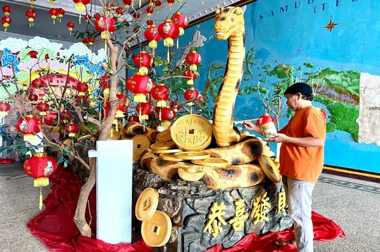 Abah Janjang dengan patung karyanya. (Foto: Humas Pemkab Tuban for jatimnow.com)