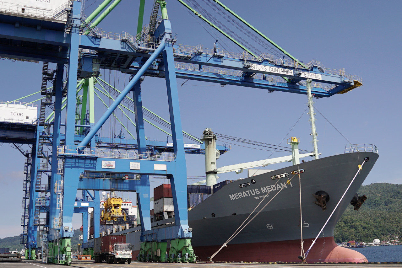 Ilustrasi. Kegiatan bongkar muat di TPK Bitung. (Foto: Humas Pelindo)