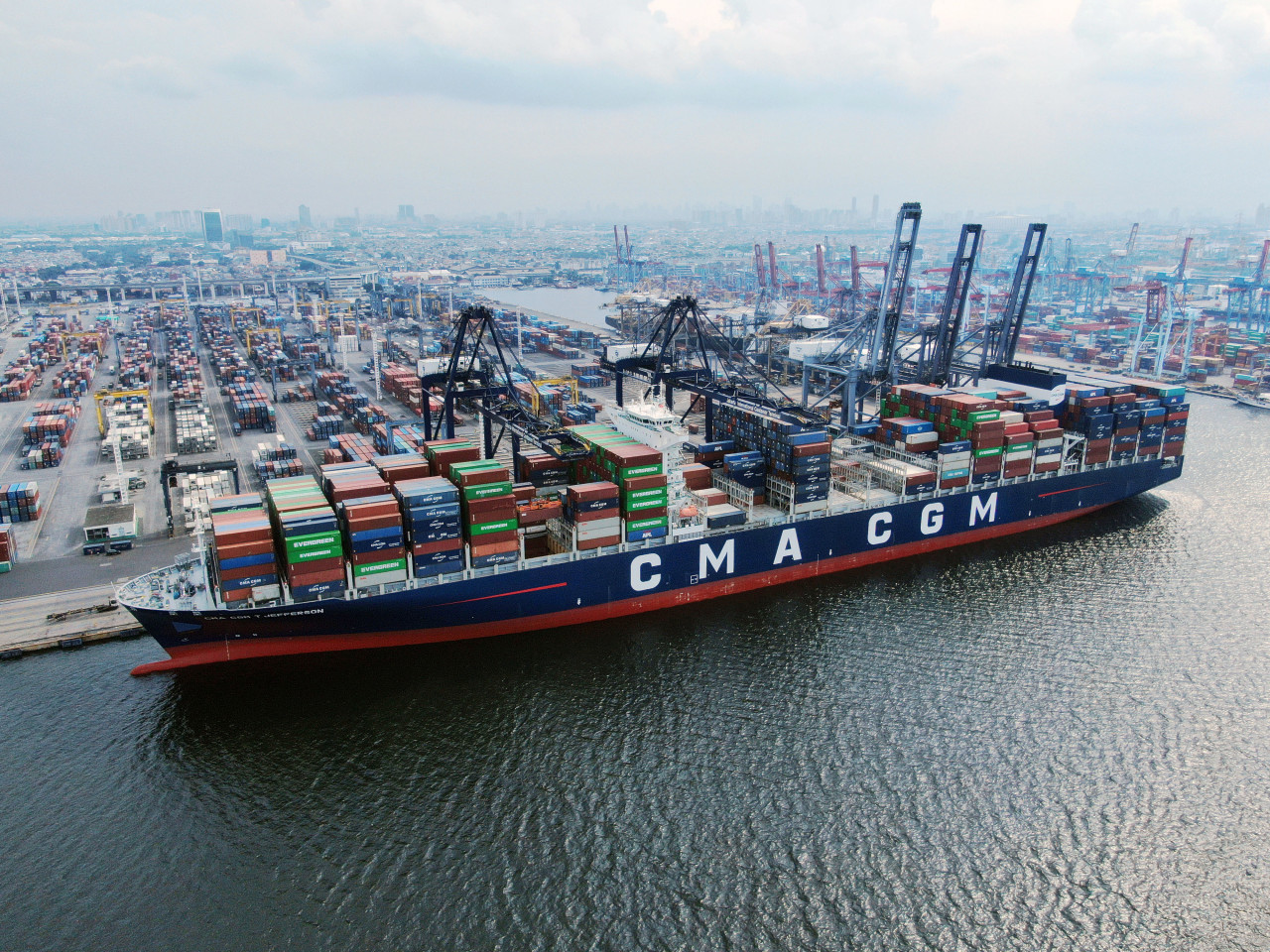 Kegiatan bongkar muat di pelabuhan. (Foto: Humas PT Pelindo Terminal Petikemas for jatimnow.com)