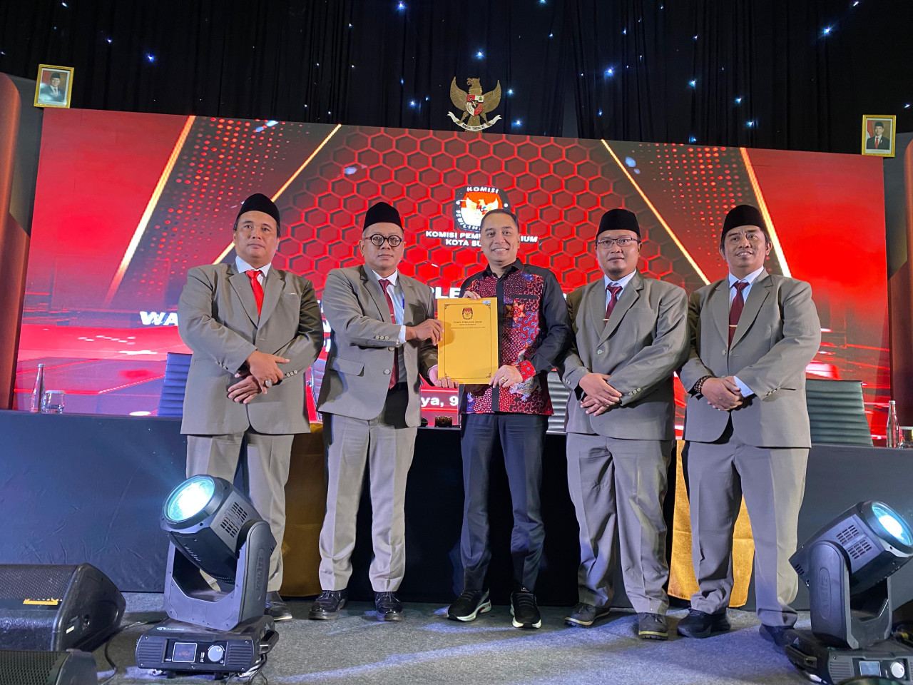 Penetapan Eri Cahyadi-Armuji digelar dalam rapat pleno terbuka di Hotel Novotel Samator Surabaya (foto: Ni'am/jatimnow.com)