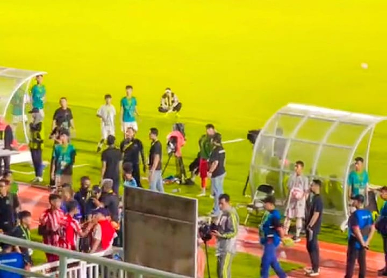 Situasi memanas saat pertandingan Persibo lawan Deltras Sidoarjo. (Foto: Ahaddiini HM/jatimnow.com)