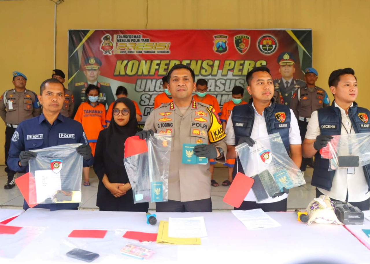 Konferensi pers pekerja migran Indonesia (PMI) ilegal yang digagalkan Polresta Sidoarjo. (Foto: Ahaddiini HM/jatimnow.com)