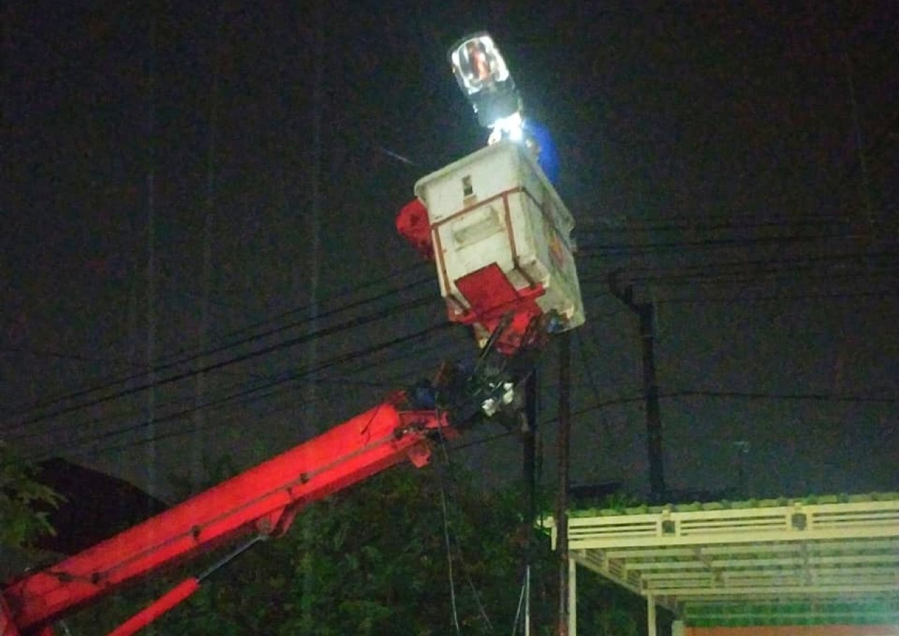 Penerang jalan umum (PJU) yang rusak di wilayah Sidoarjo. (Foto: Ahaddiini HM/jatimnow.com)
