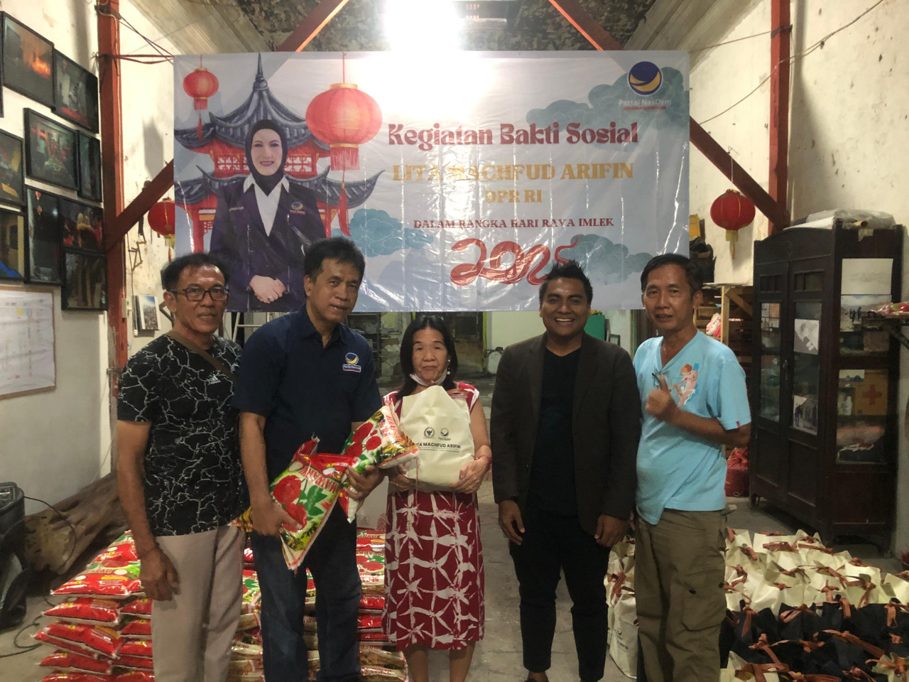 Imam Syafi'i tengah-kiri saat menyerahkan sembako secara simbolis ke Warga Kampung Pecinan, Tambak Bayan Surabaya (foto: Riski/jatimnow.com)