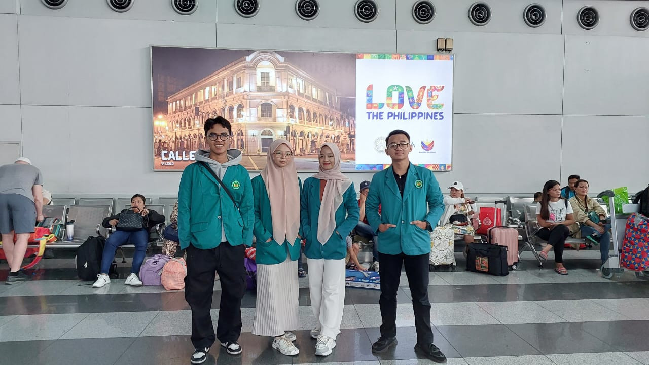Empat mahasiswa saat tiba di bandara Filipina untuk mengikuti ajang PPL Internasional. (Foto : Adyad Ammy Iffansah/jatimnow.com)