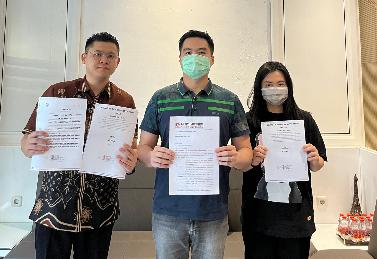 Pengacara Anggraeni, Xavier Nugraha (kiri) bersama kedua anak Anggraeni, Steven Wuisan dan Gabriela Wuisan (foto: Aditya for jatimnow.com)