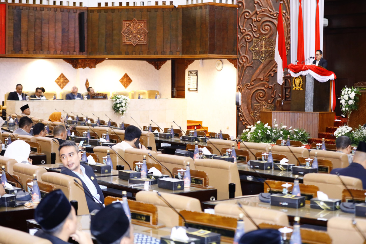 Sidang Paripurna pengesahan ganti nama 2 BUMD Pemprov Jatim (foto: Humas Pemprov Jatim for jatimnow.com)