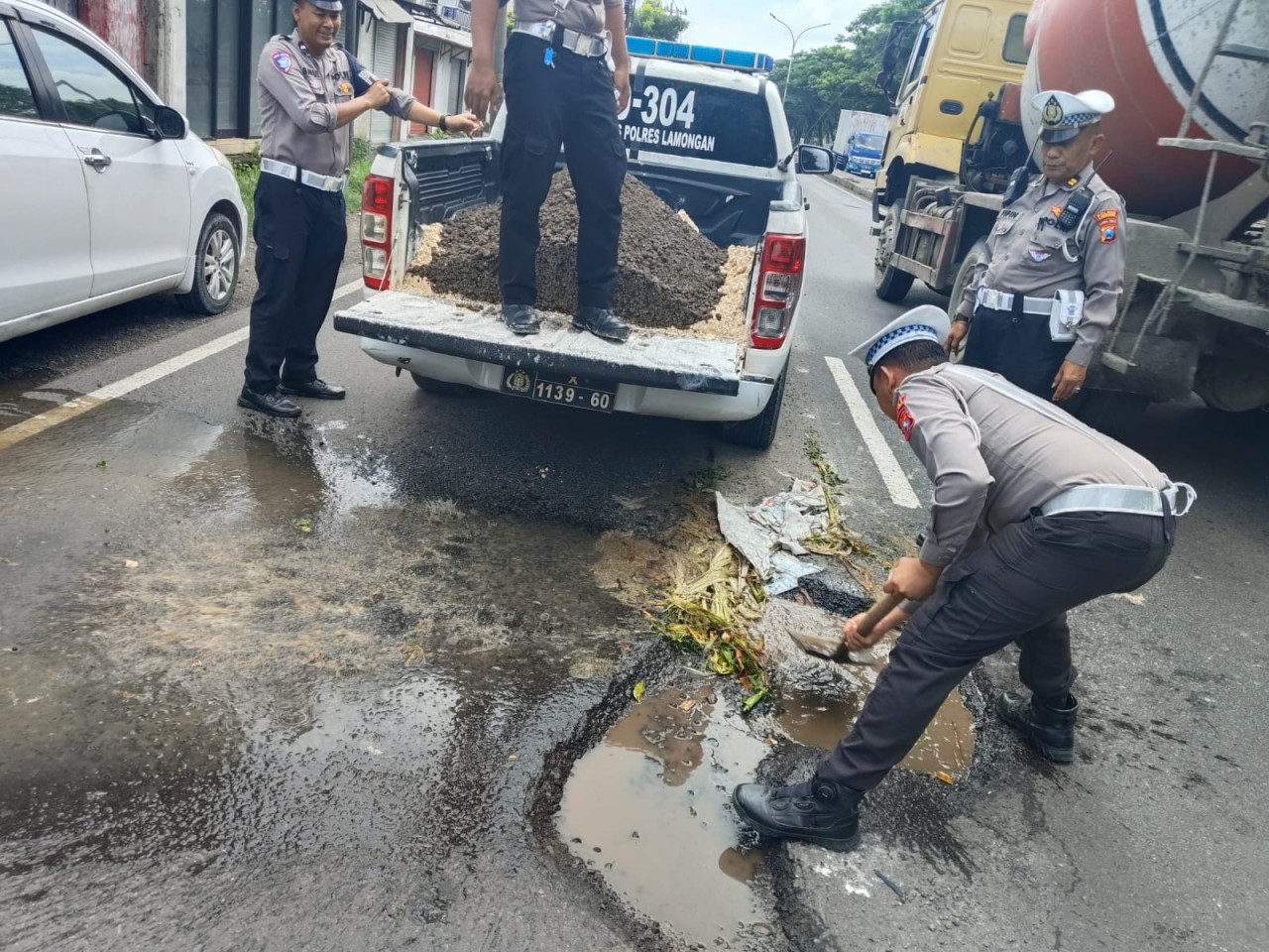 Sumber Petaka Pengguna Jalan, Polisi di Lamongan Tambal Jalan Rusak