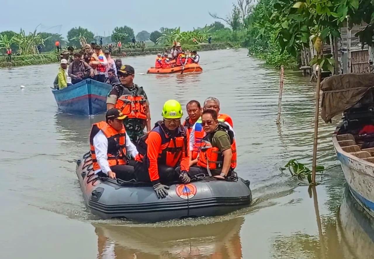 Pj Gubernur Jawa Timur, Adhy Karyono saat melakukan peninjauan langsung ke sungai Kedung Peluk. (Foto: Ahaddiini HM/jatimnow.com)