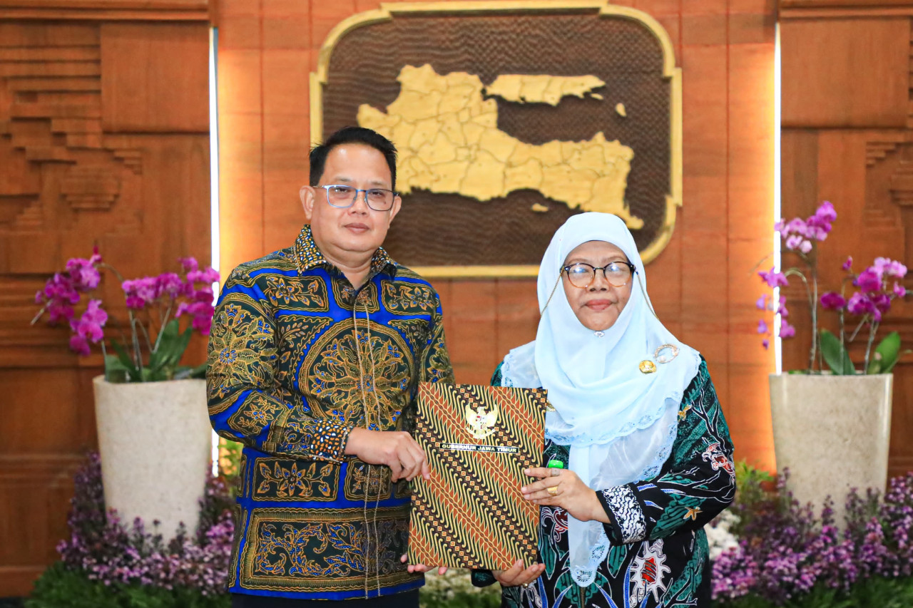 Khoirani saat menerima SPT dari Pj Gubernur Jatim Adhy Karyono di Grahadi Surabaya (foto: Humas Pemprov Jatim for jatimnow.com)