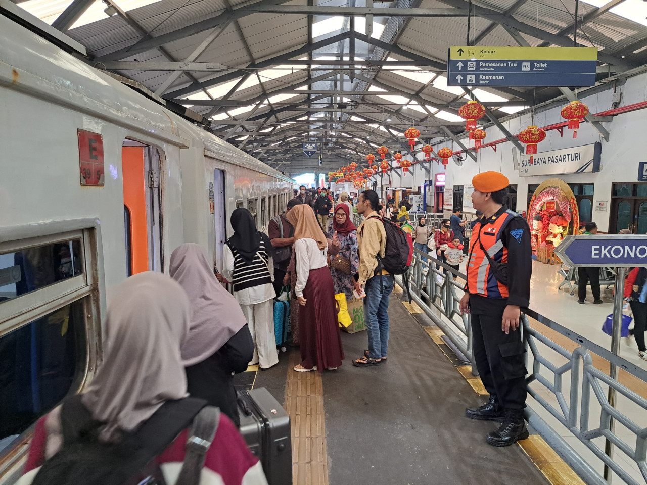 Antrean pengguna kereta api di Pasar Turi Surabaya (foto: Rudi for jatimnow.com)