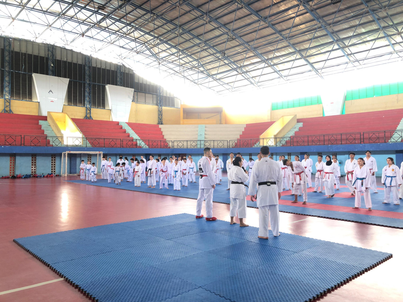 2 atlet internasional saat memimpin Coaching Clinic di Graha Unesa (foto: Riski/jatimnow.com)