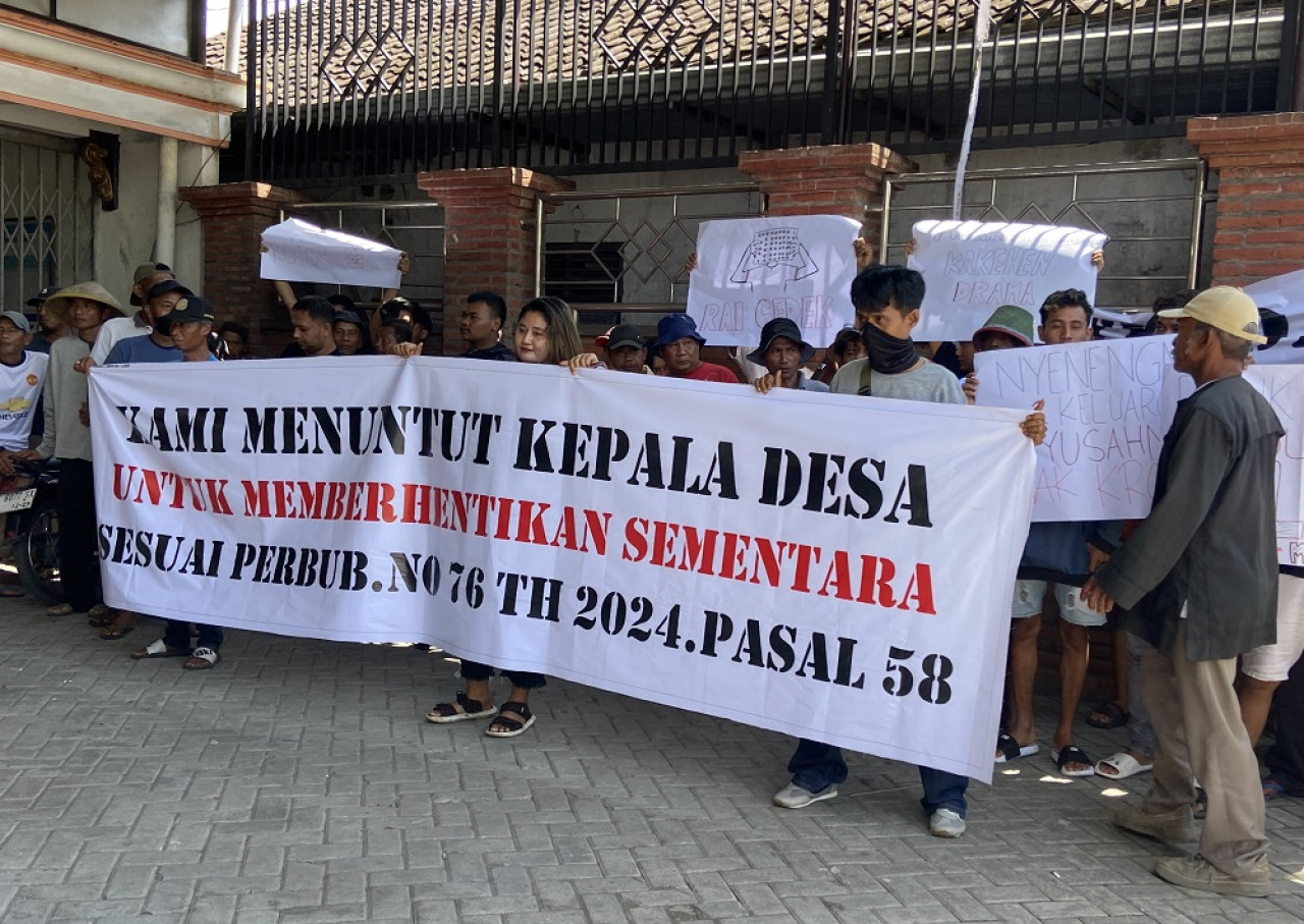Caption Foto: Puluhan warga mendatangi Balai Desa Badegan, Ponorogo, pada Selasa (14/1/2025), untuk menuntut pemecatan Kasun Kroyo berinisial WW.