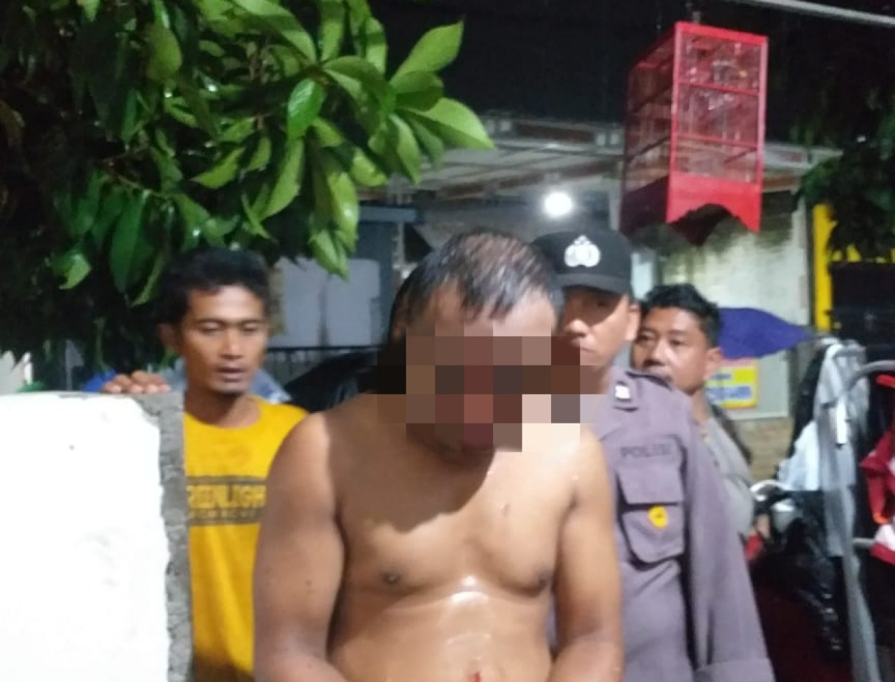 Maling burung bonyok usai dihajar warga (foto: Andik for jatimnow.com)