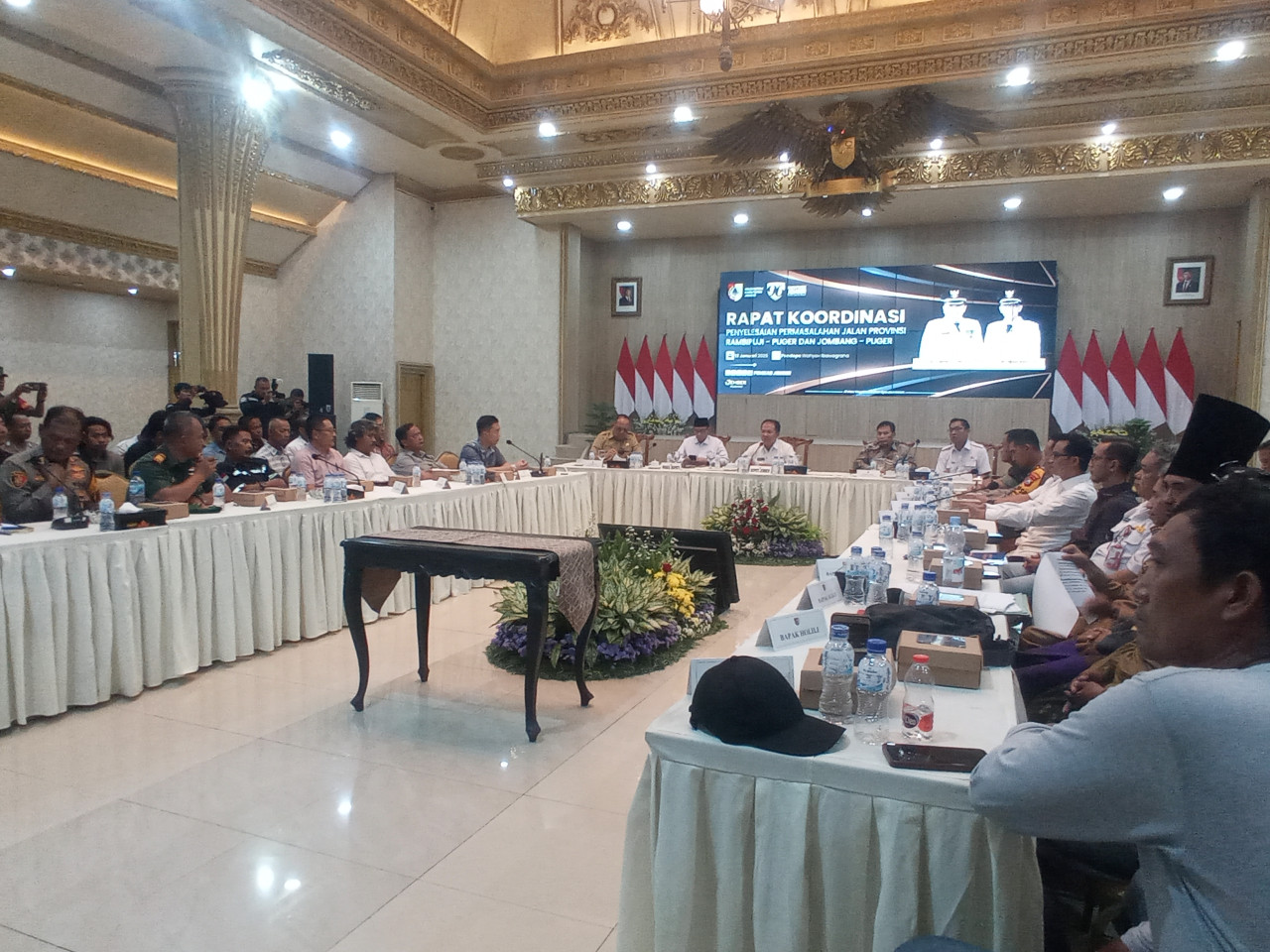 Rakor pencarian solusi jalan rusak yang disebabkan truk muatan milik PT Semen Imasco Asiatic. (Foto: Sugianto/jatimnow.com)