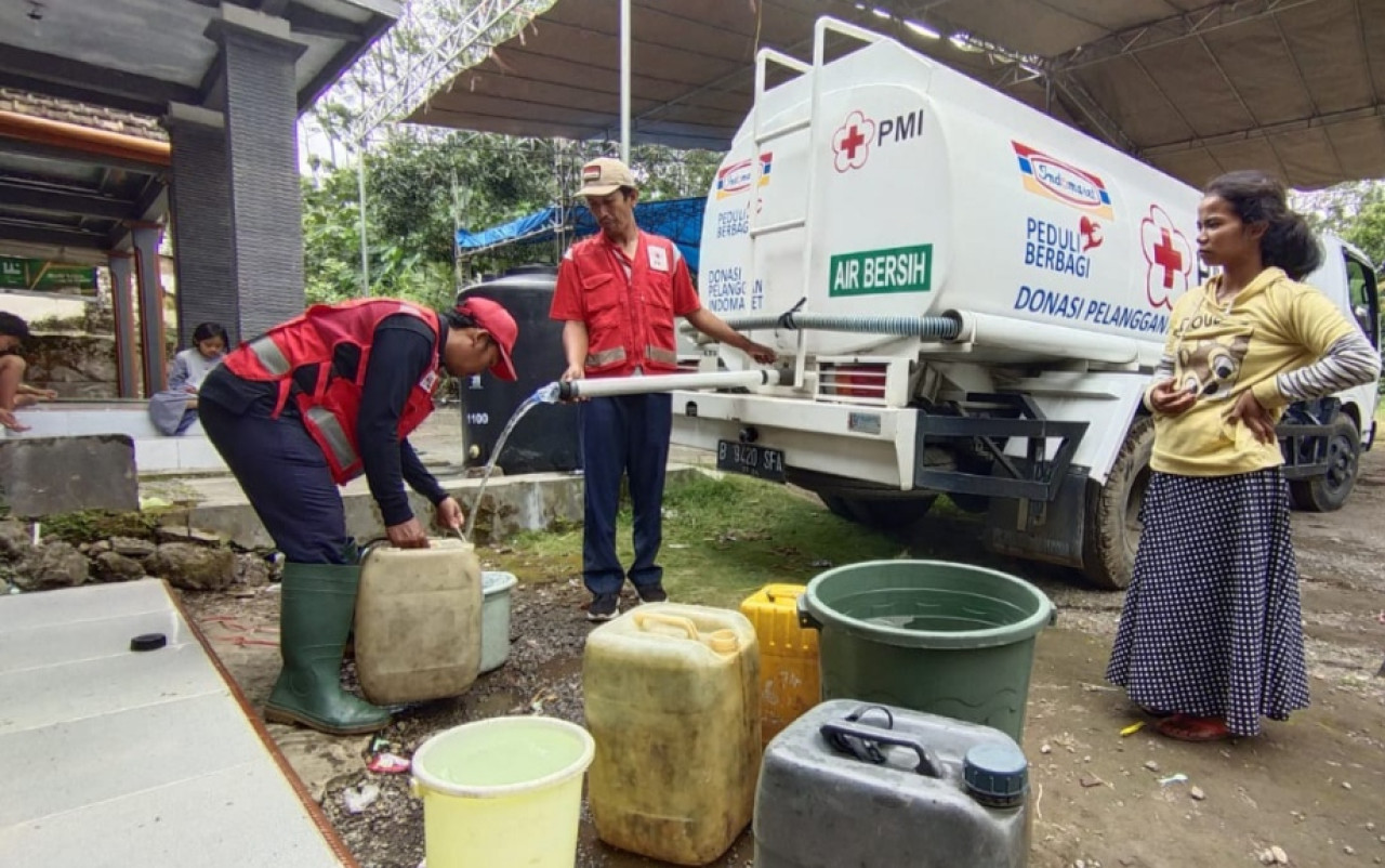 PMI Jember distribusi air bersih ke korban banjir bandang. (Foto: Humas PMI)