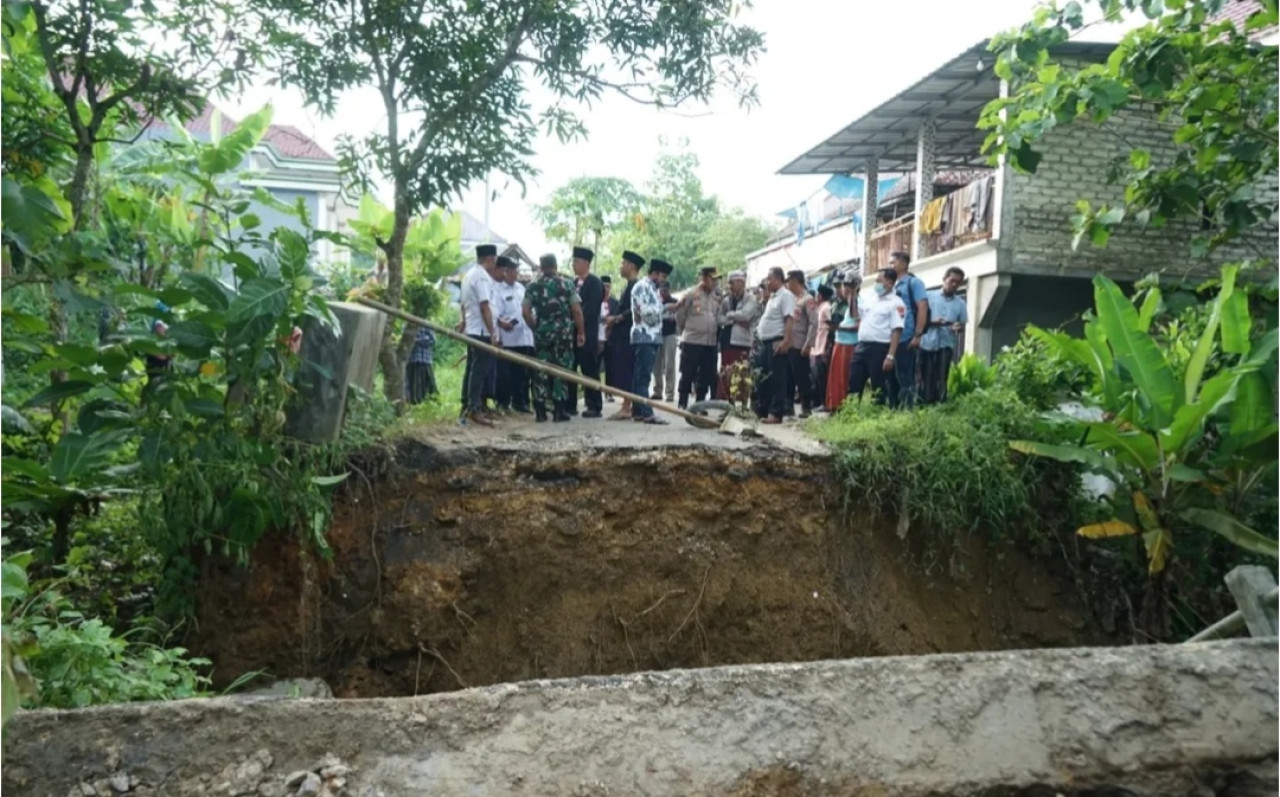 Jembatan di Kokop Bangkalan Ambruk, Bupati Salahkan Hujan Deras