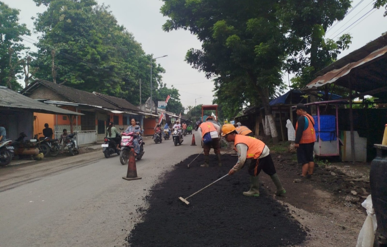 Jalan-jalan rusak mulai diperbaiki. (Foto: Sugianto/jatimnow.com)