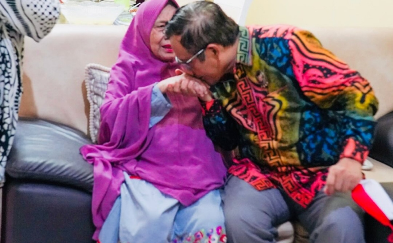 Mahfud MD bersama ibundanya, Siti Khadijah. (Foto: dok. jatimnow.com)