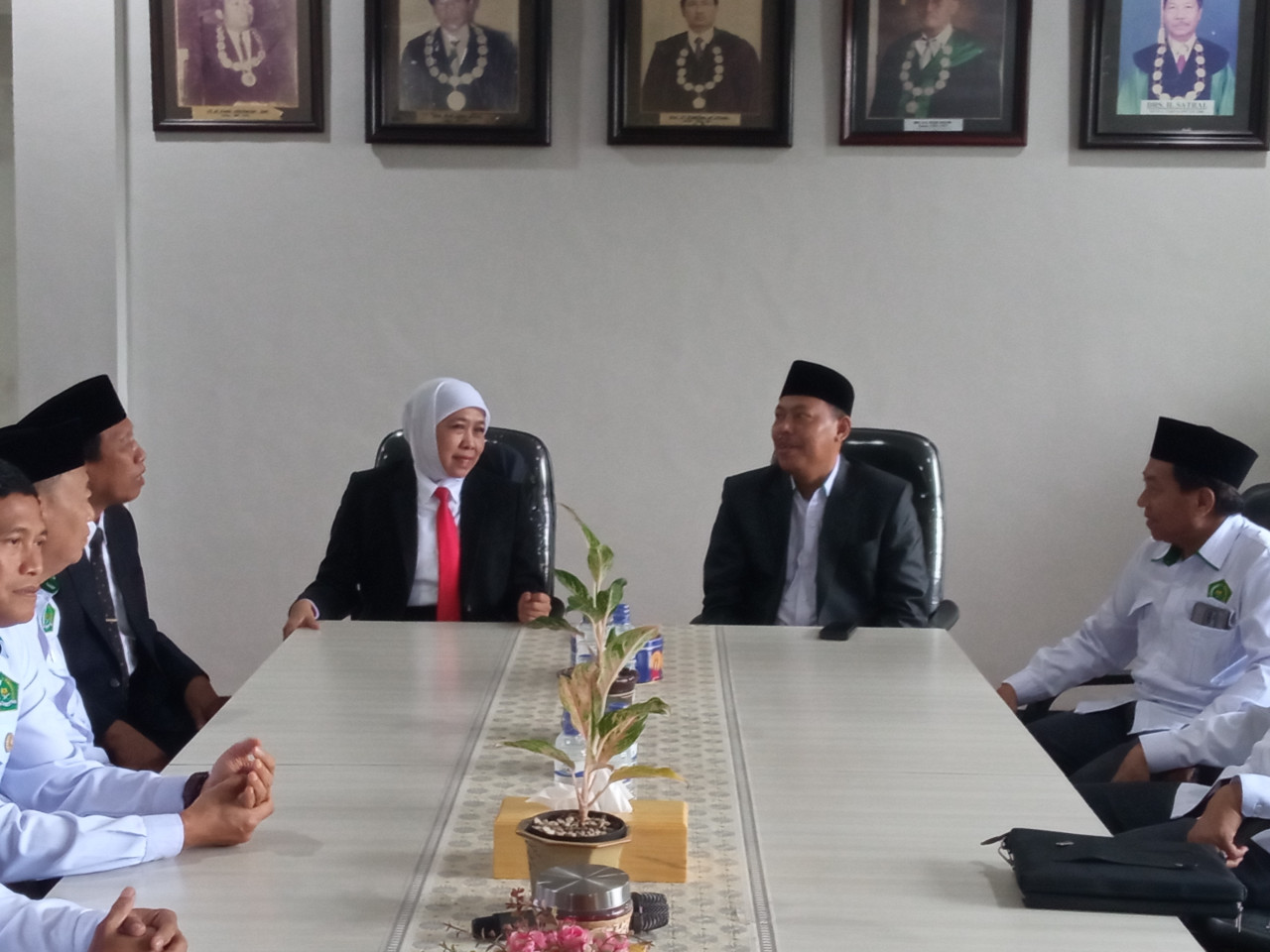 Khofifah saat menghadiri disertasi beasiswa S3 program LPPD. (Foto: Sugianto/jatimnow.com)