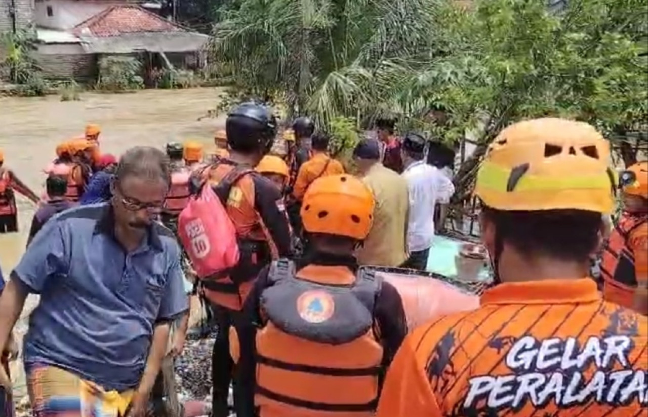 Petugas saat mencari santri yang hanyut terseret arus sungai di Bangkalan. (Foto: Fathor Rahman/jatimnow.com)