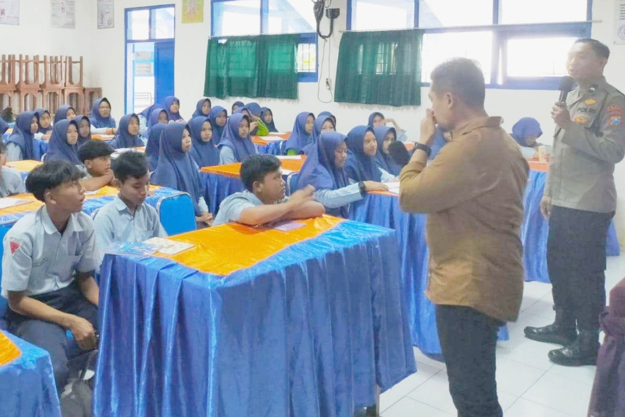 Sosialisasi bahaya narkoba di SMPN 2 Sampang. (Foto: Humas Polres Sampang).